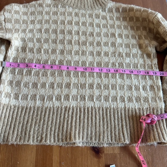 Everlane Tan Checkered Turtleneck Sweater - Picture 6 of 7